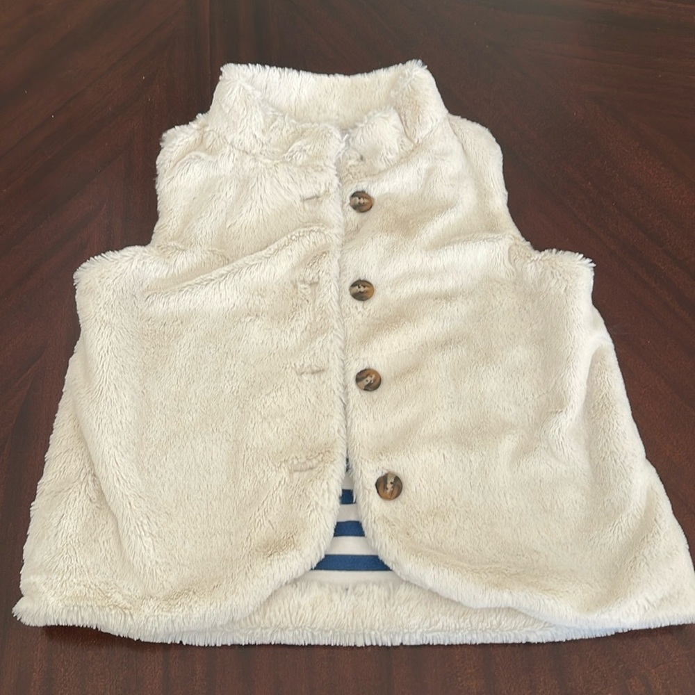 4 for $13 - Girl’s Faux fur vest from Hanna Andersson size 130